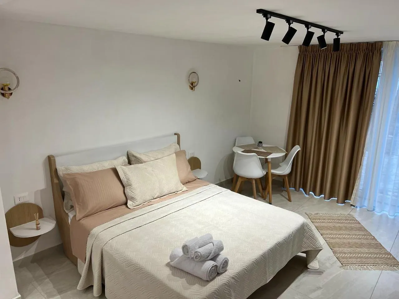 Aloha House Hotel Shkoder 0*,
